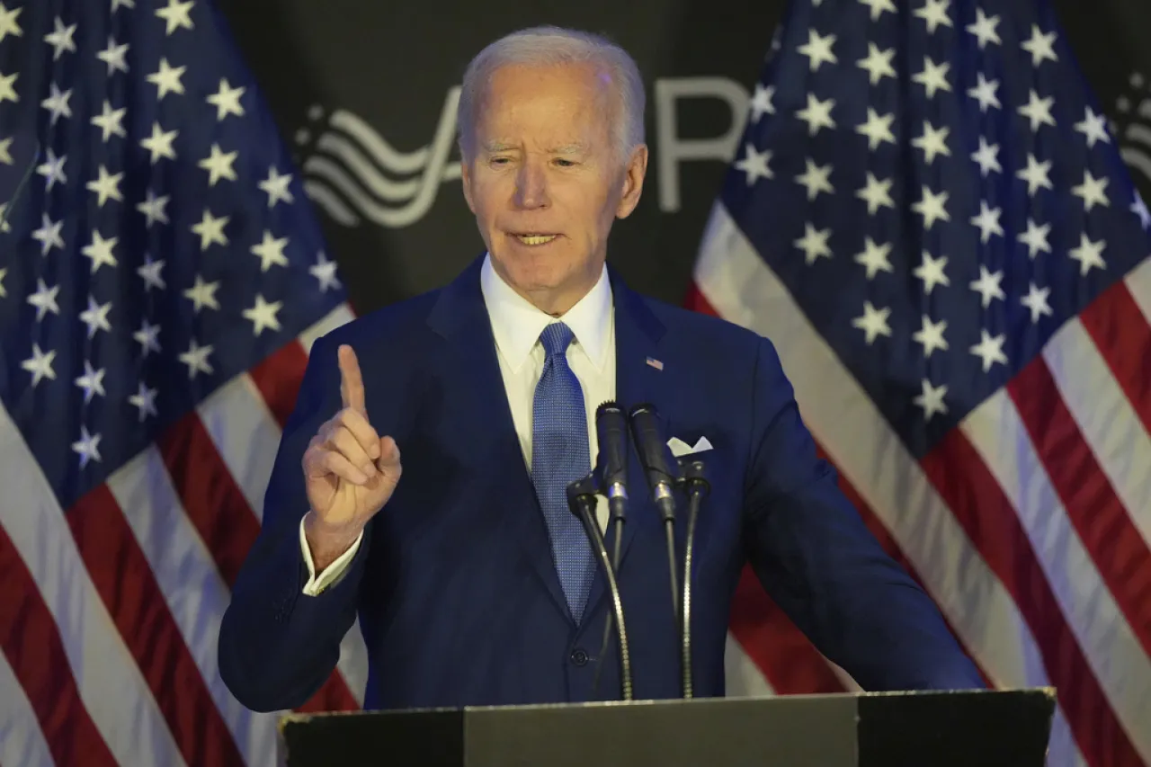 Biden advierte que el gobierno de Trump está dando 'un hachazo' a la seguridad
