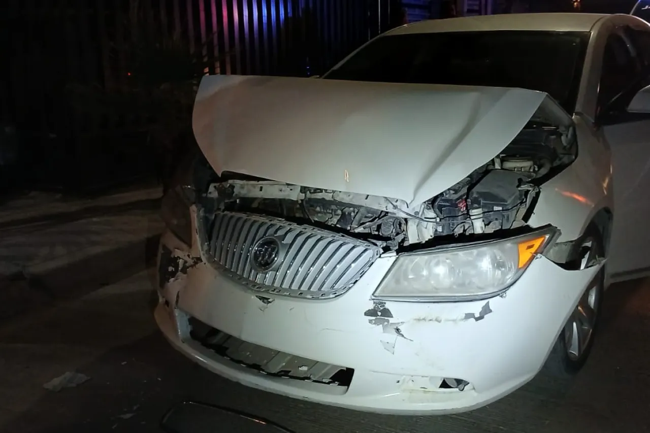 Choca conductor contra 2 vehículos estacionados y huye en Juárez Nuevo