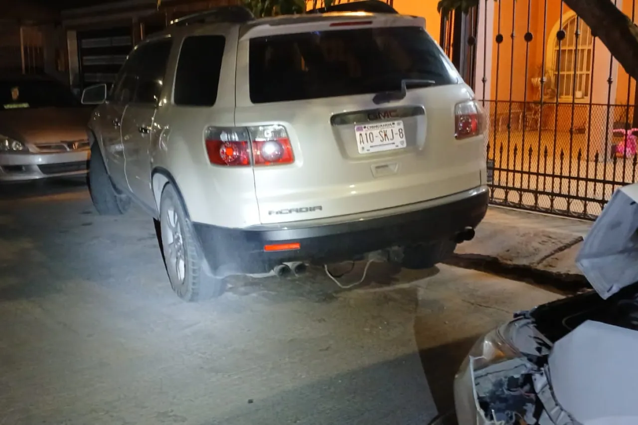 Choca conductor contra 2 vehículos estacionados y huye en Juárez Nuevo