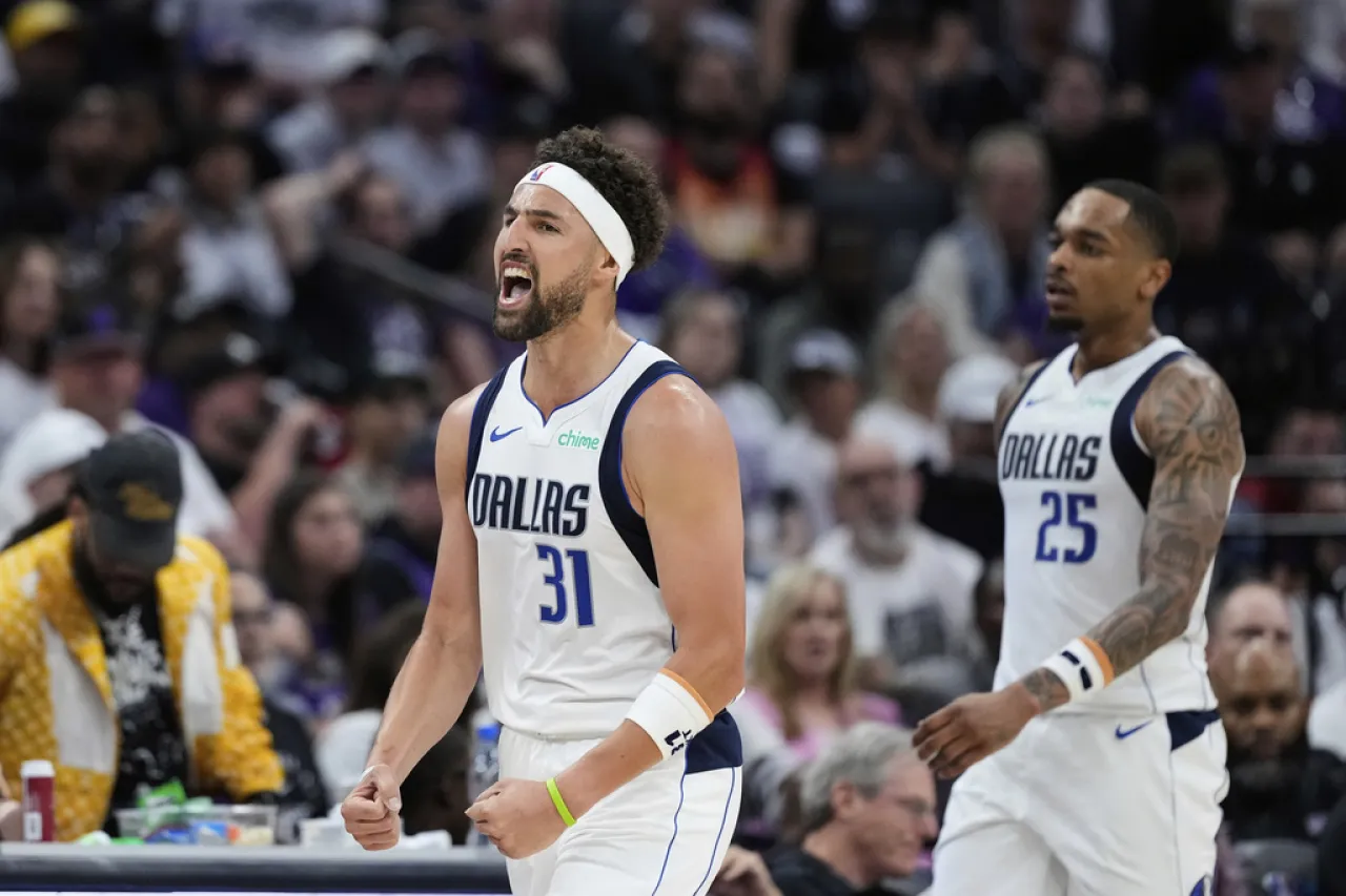 Mavericks vencen a Kings y avanzan en el Play-In