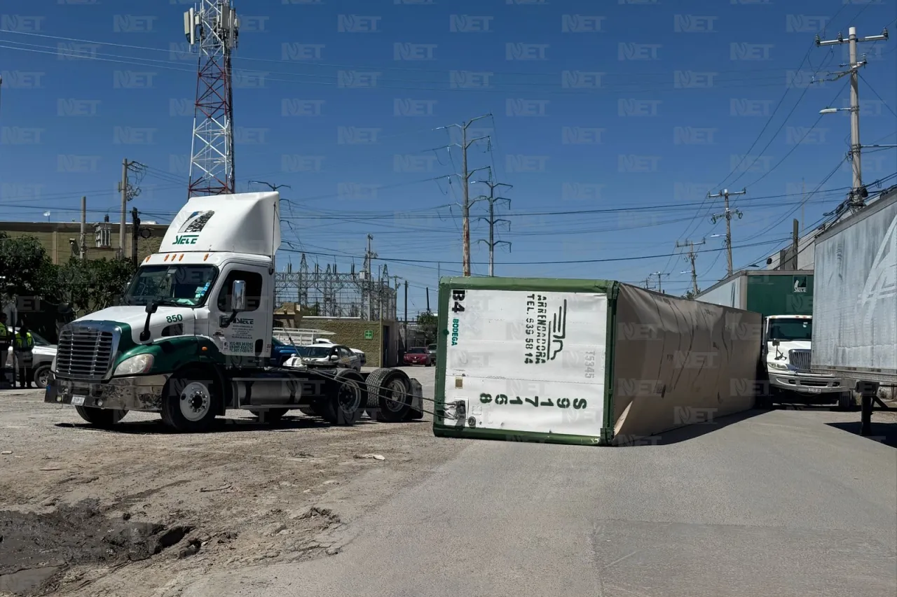 Cae caja de tráiler en cruce de Juan Kepler y Piedras Negras