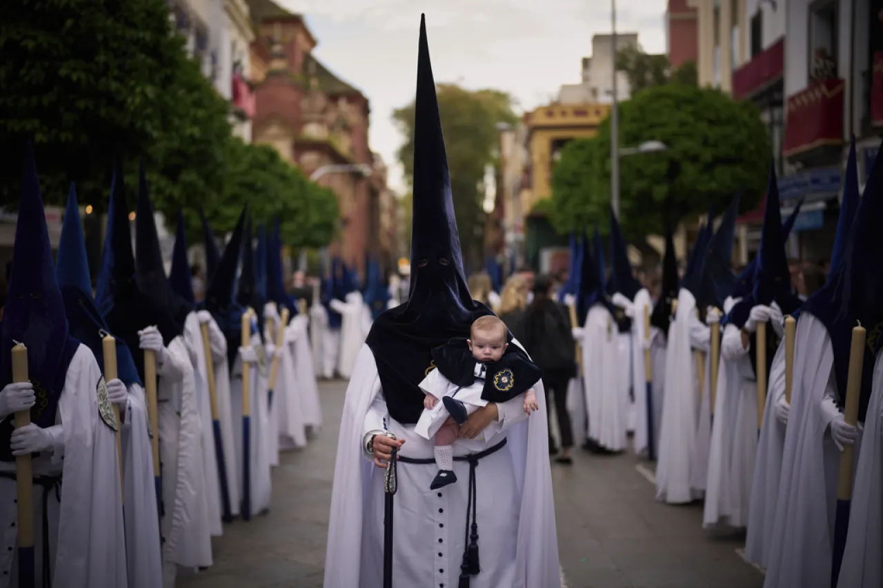 Las emociones están a flor de piel en las procesiones de Semana Santa en Sevilla
