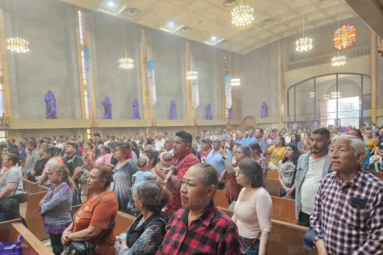 Católicos en Ciudad Juárez participan en el Lavatorio de Pies en la Catedral