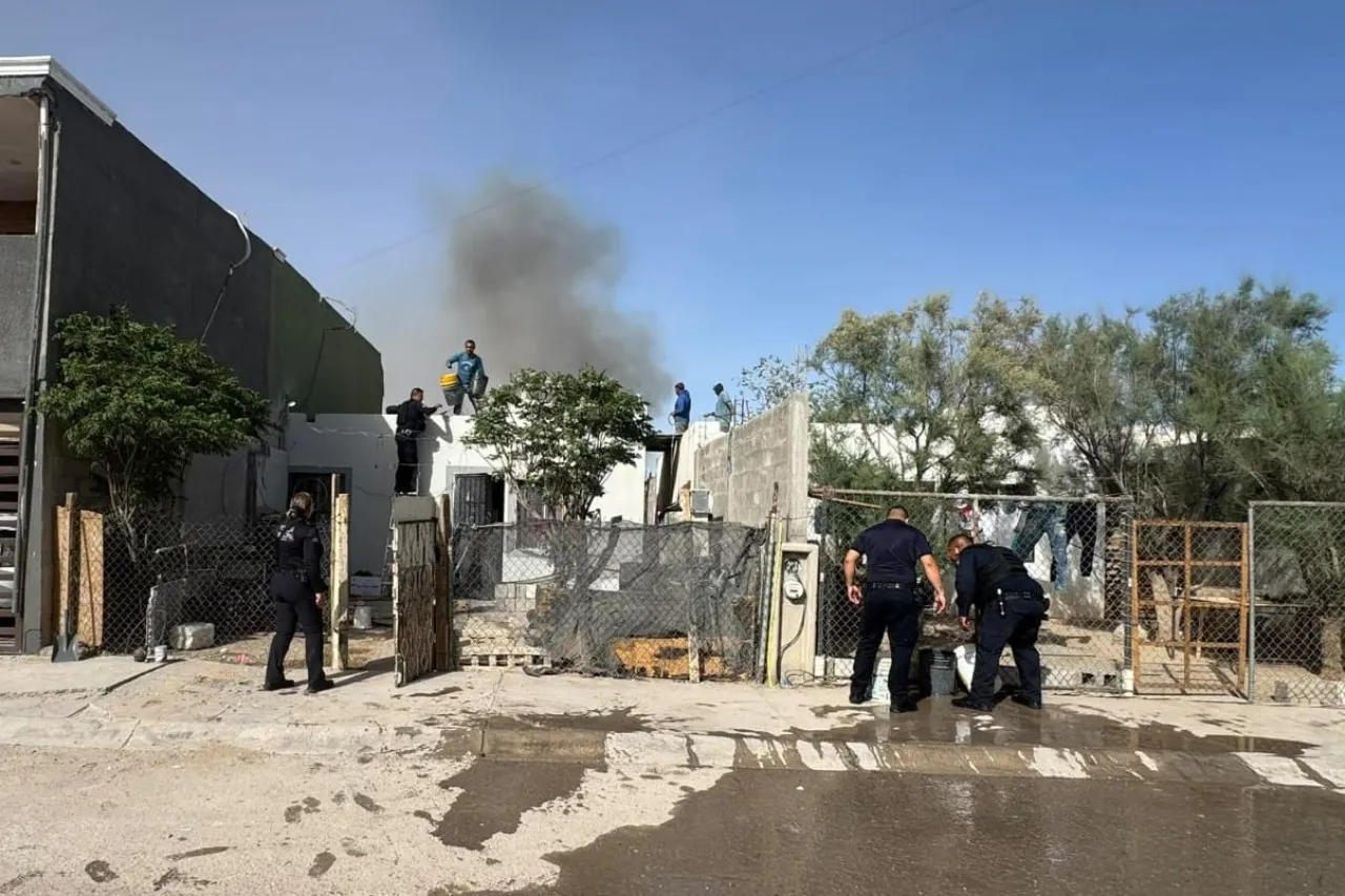 Ayudan municipales a sofocar incendio en Portal del Roble
