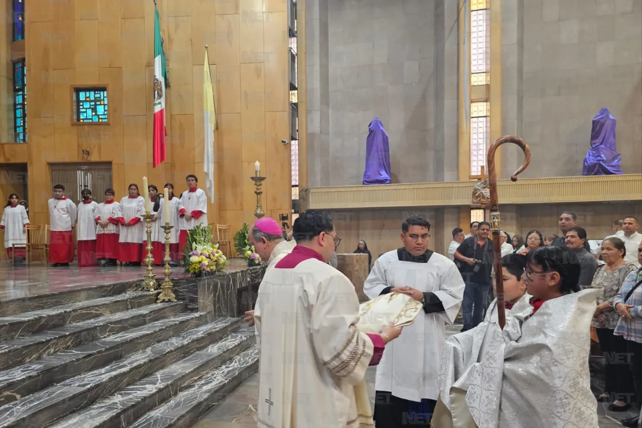 Católicos en Ciudad Juárez participan en el Lavatorio de Pies en la Catedral
