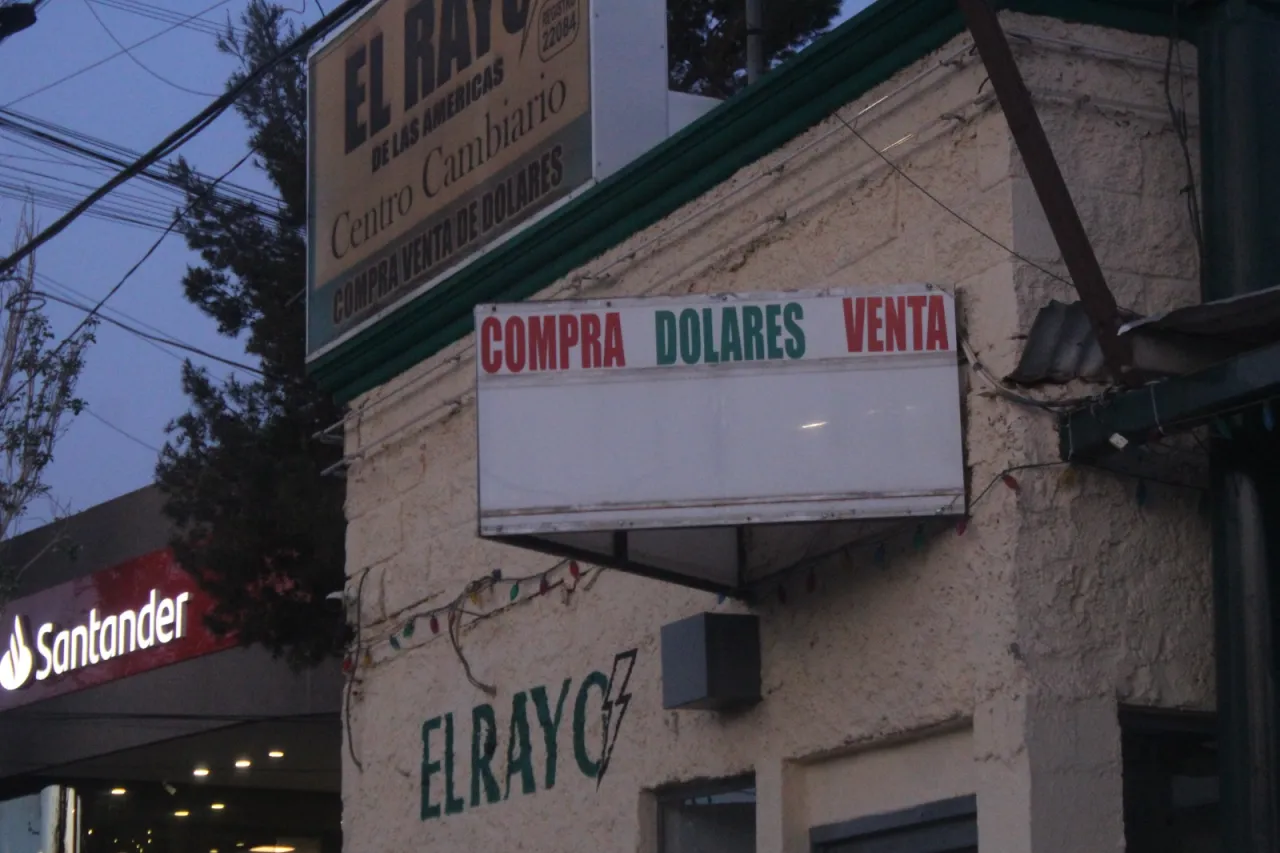 Amanece dólar sin modificaciones en casas de cambio