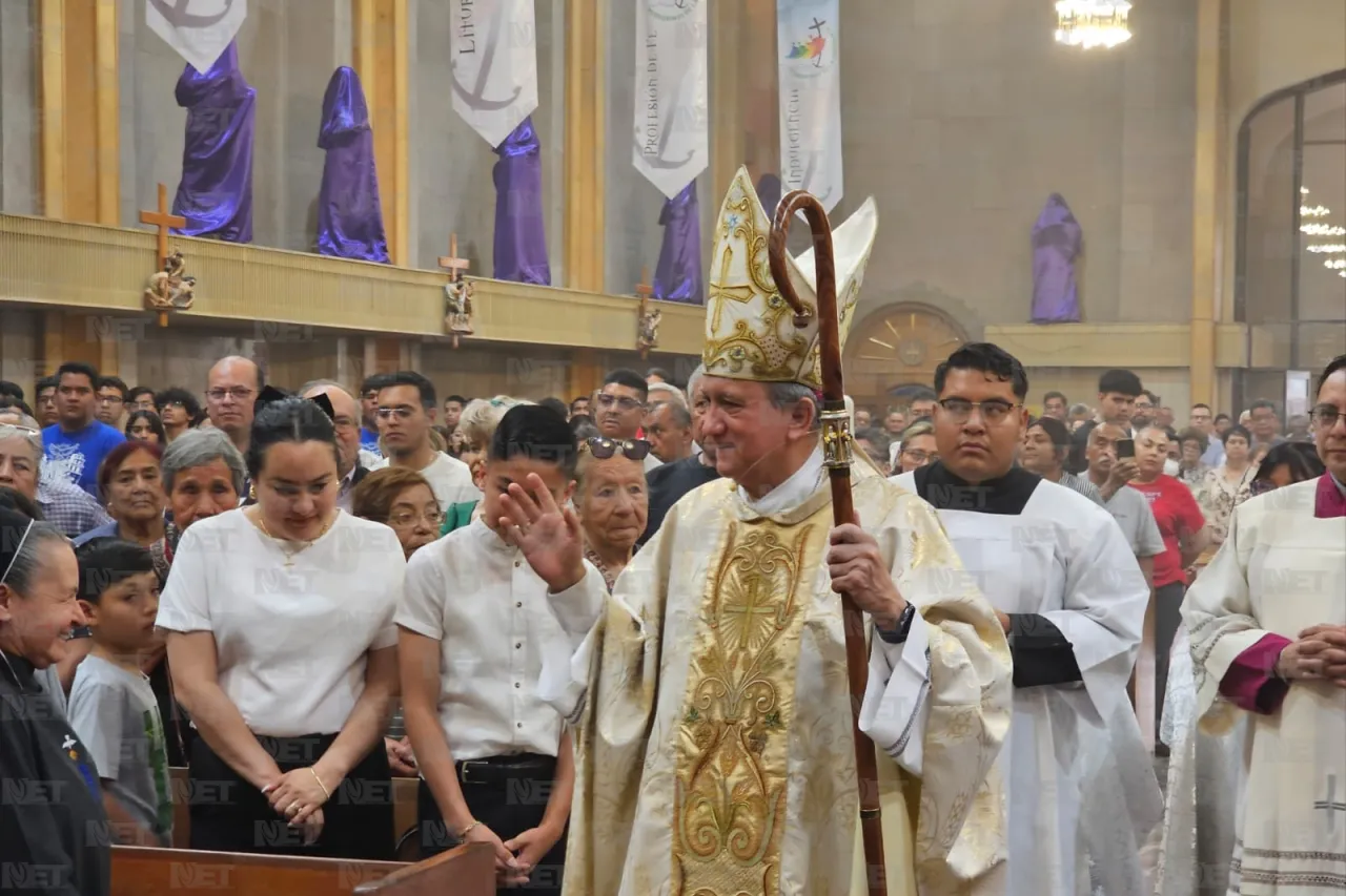 Católicos en Ciudad Juárez participan en el Lavatorio de Pies en la Catedral