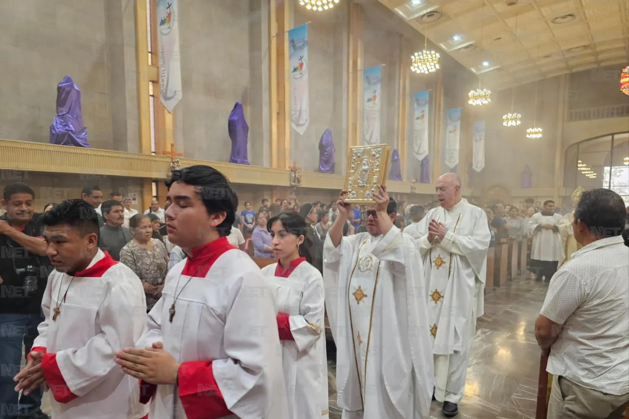 Católicos en Ciudad Juárez participan en el Lavatorio de Pies en la Catedral