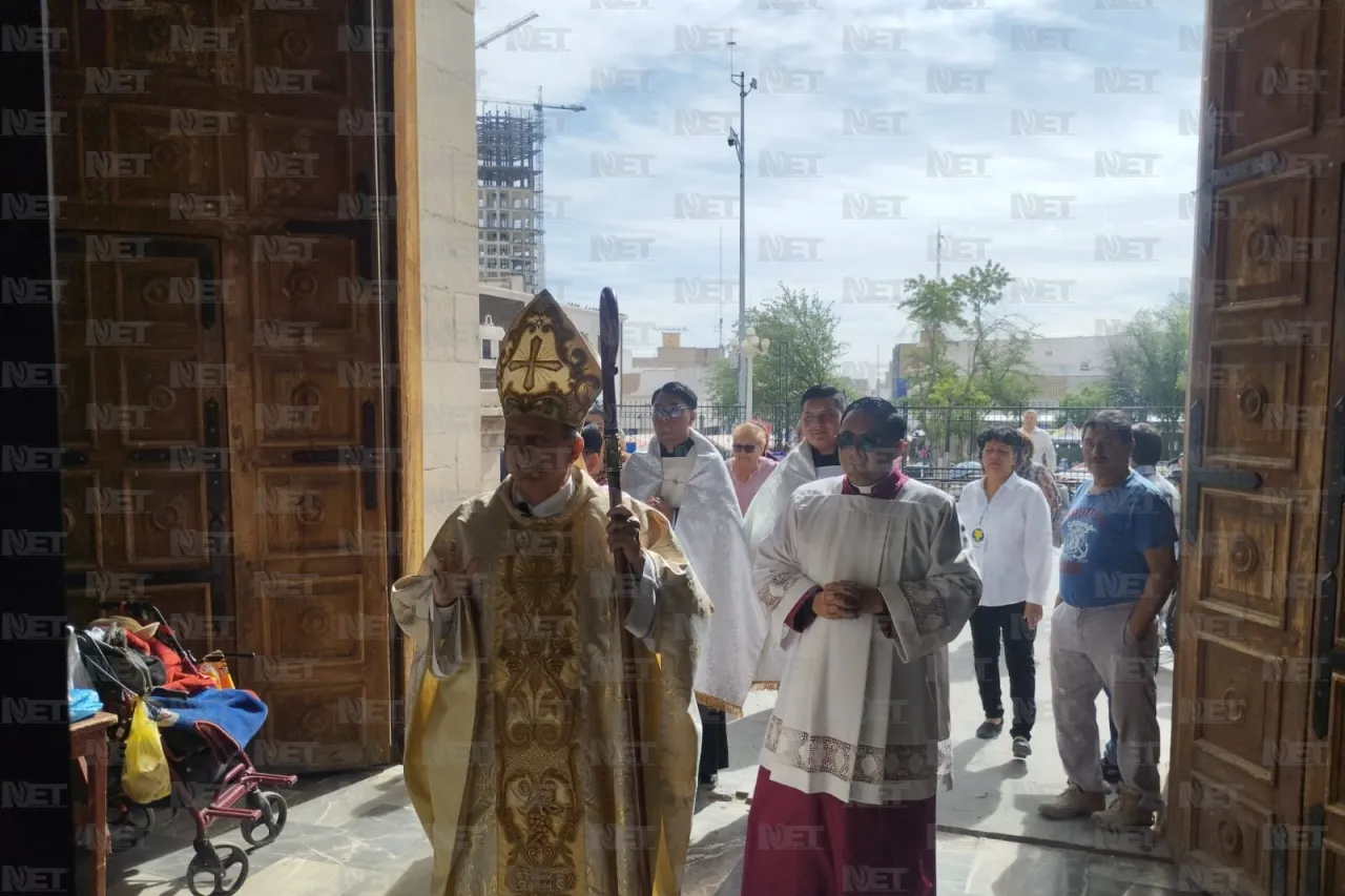 Asisten cientos de feligreses a misa crismal en la Catedral de Juárez