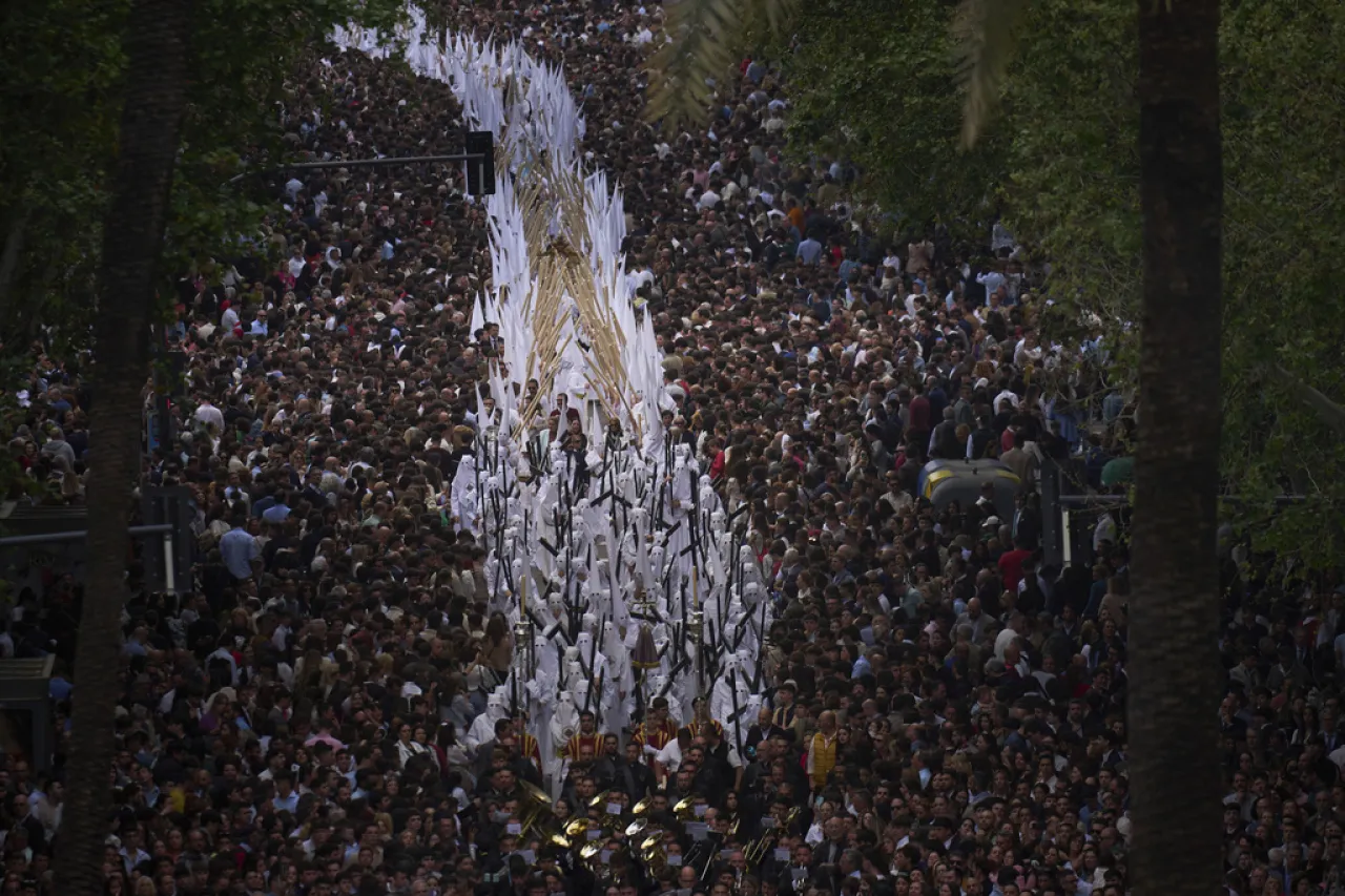 Las emociones están a flor de piel en las procesiones de Semana Santa en Sevilla