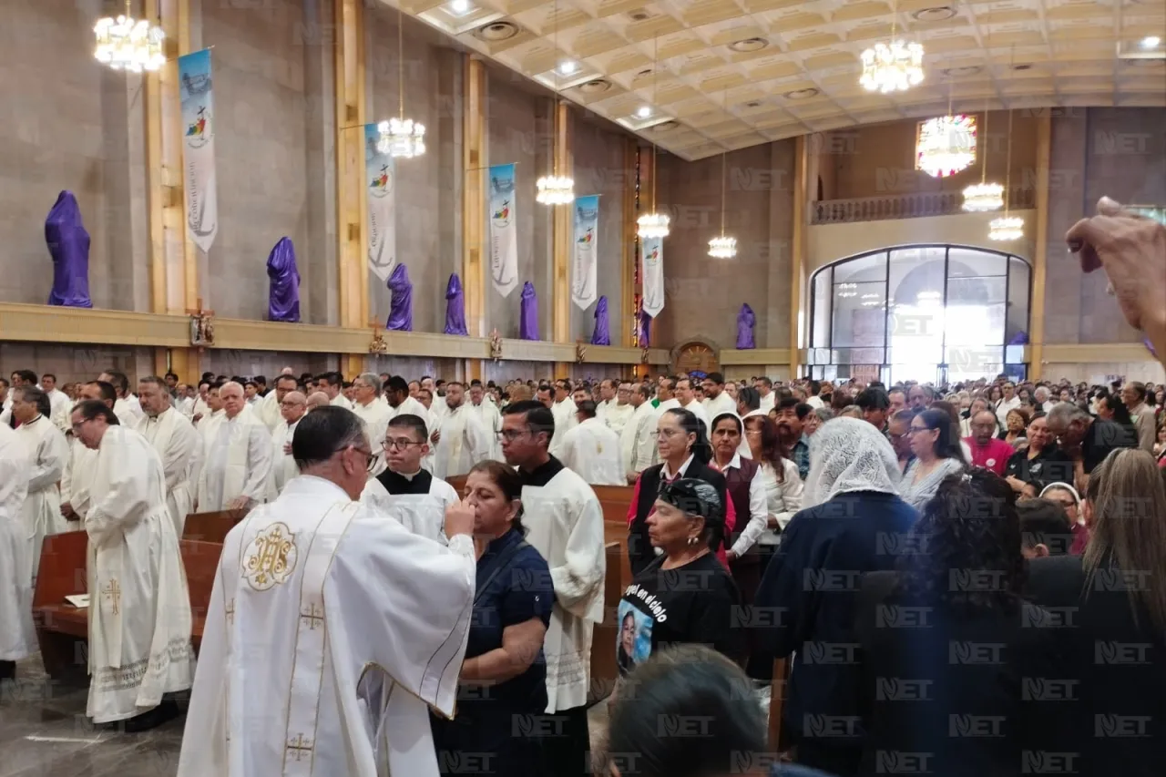 Asisten cientos de feligreses a misa crismal en la Catedral de Juárez
