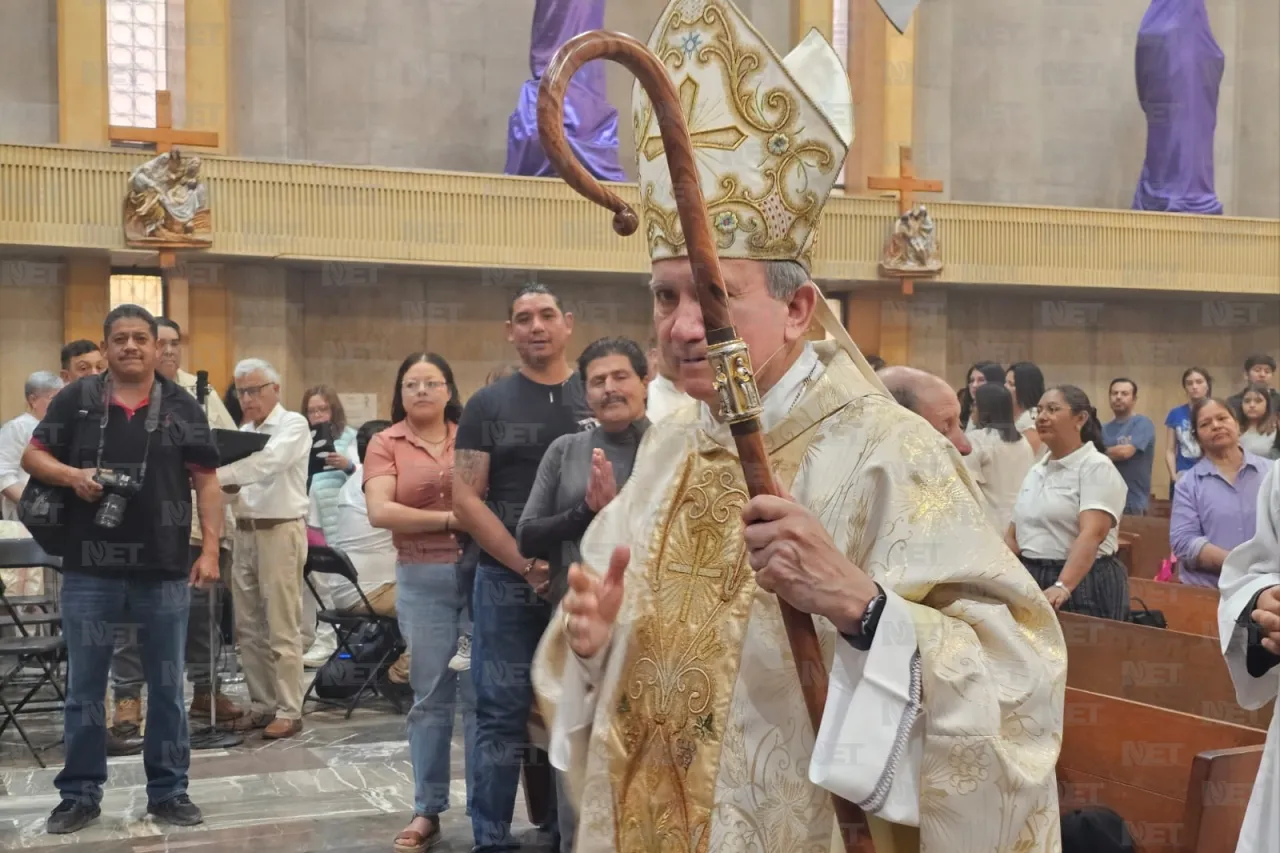 Católicos en Ciudad Juárez participan en el Lavatorio de Pies en la Catedral