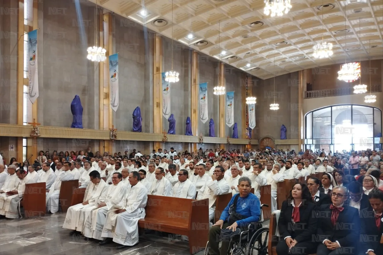 Asisten cientos de feligreses a misa crismal en la Catedral de Juárez