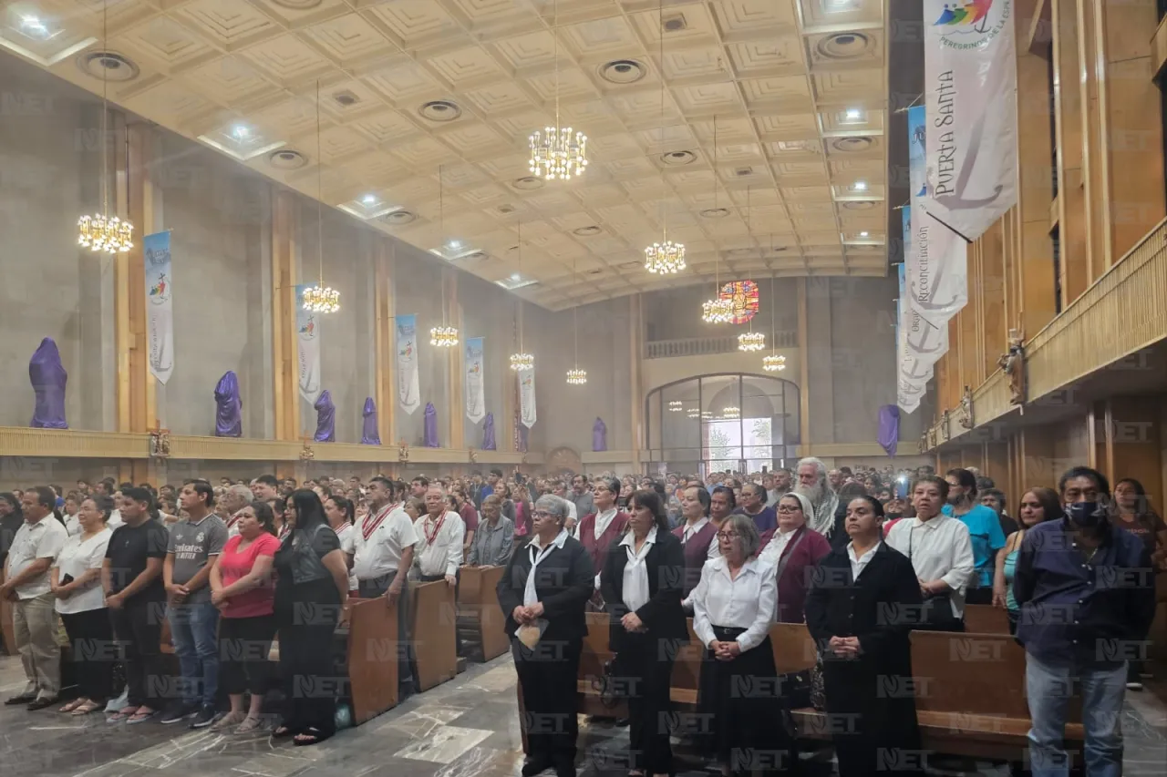 Católicos en Ciudad Juárez participan en el Lavatorio de Pies en la Catedral