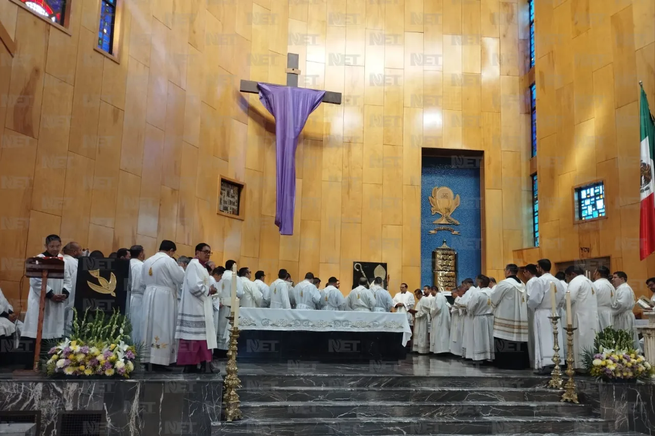 Asisten cientos de feligreses a misa crismal en la Catedral de Juárez