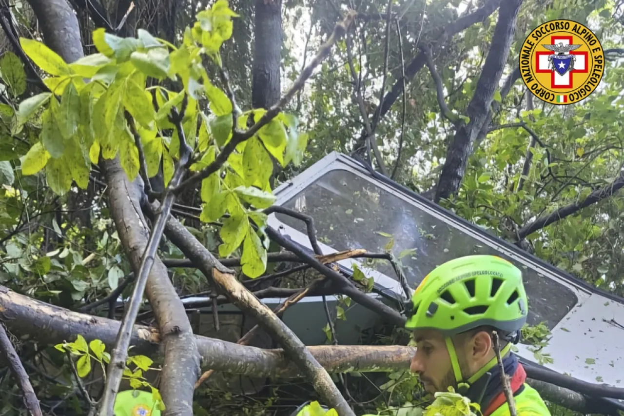Video: Caída de teleférico deja 4 turistas muertos en Italia