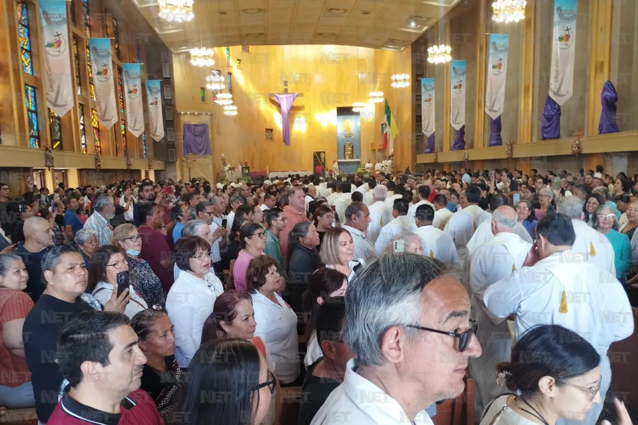 Asisten cientos de feligreses a misa crismal en la Catedral de Juárez
