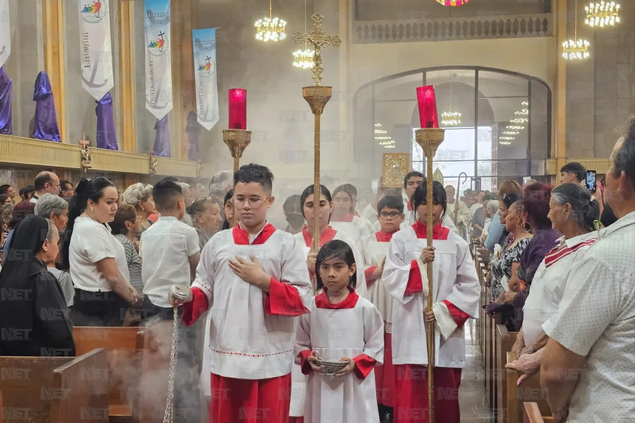 Católicos en Ciudad Juárez participan en el Lavatorio de Pies en la Catedral