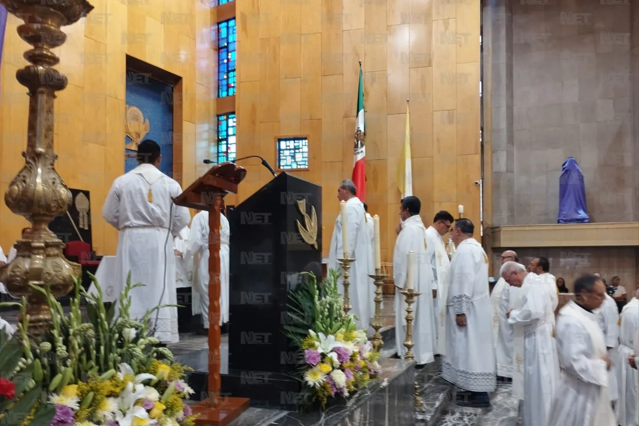 Asisten cientos de feligreses a misa crismal en la Catedral de Juárez