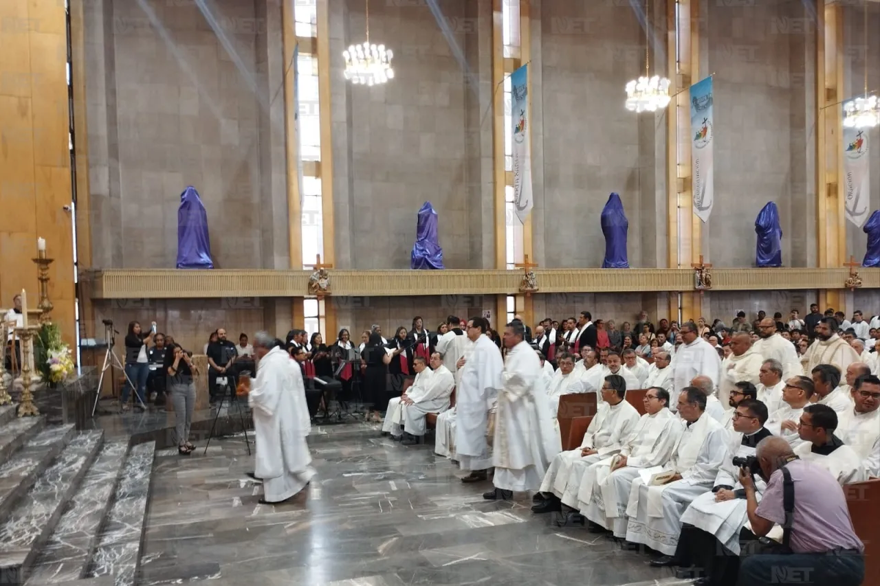 Asisten cientos de feligreses a misa crismal en la Catedral de Juárez