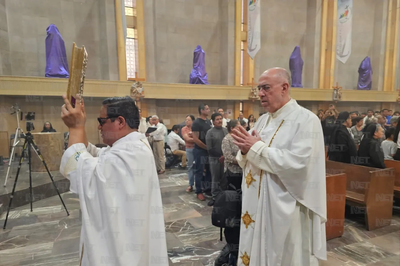 Católicos en Ciudad Juárez participan en el Lavatorio de Pies en la Catedral