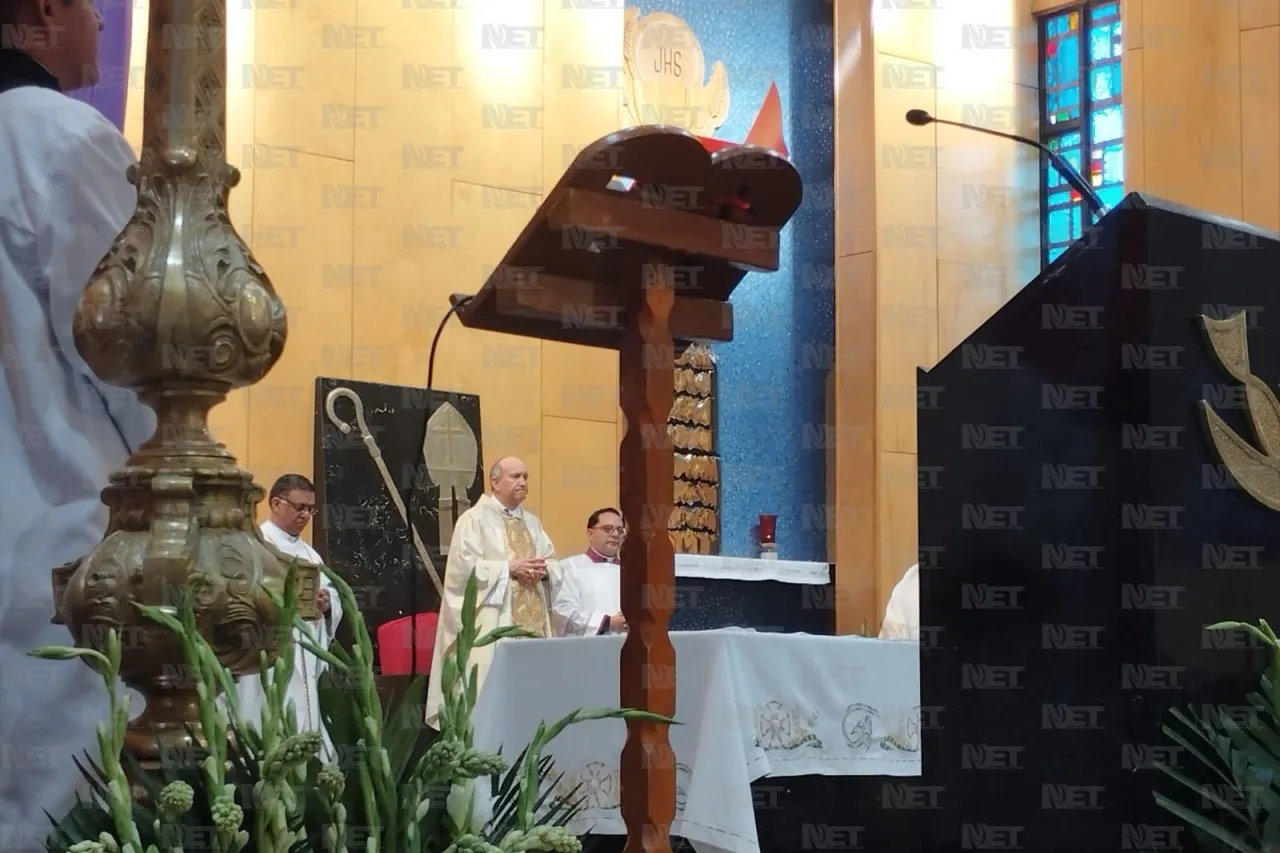 Asisten cientos de feligreses a misa crismal en la Catedral de Juárez