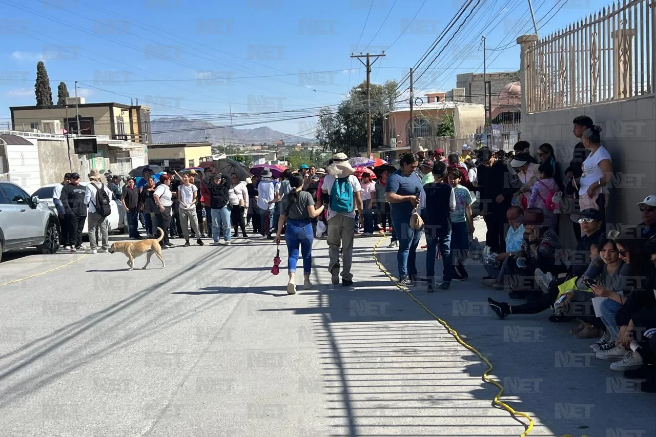 Arriban feligreses para seguir Víacrucis en Santa María de la Montaña 