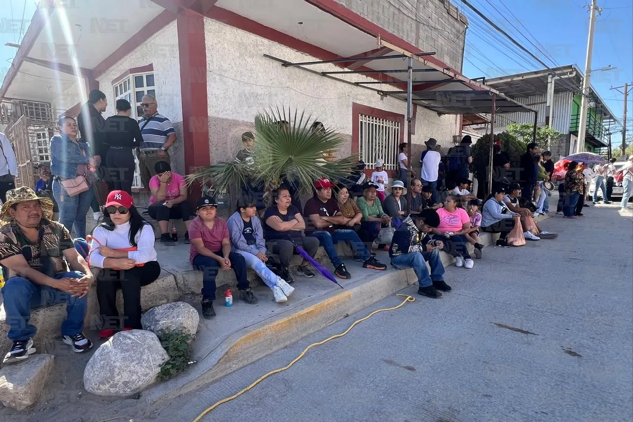 Arriban feligreses para seguir Víacrucis en Santa María de la Montaña 