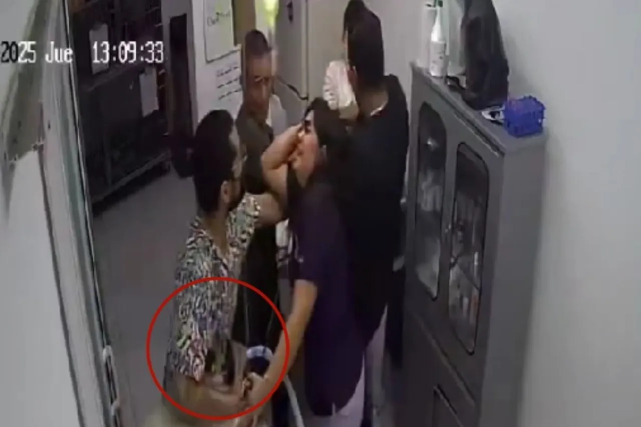 Video: Mujer golpea a veterinaria tras la muerte de su perrita