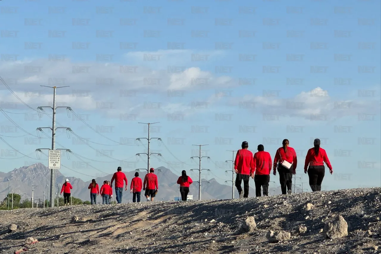 Grupo religioso camina por el bordo rumbo a Viacrucis