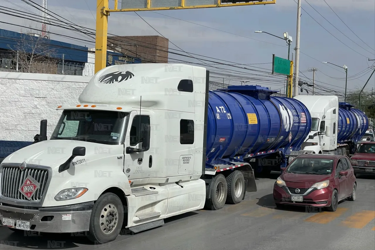 Detienen a conductores de dos pipas por presunto cruce ilegal de gasolina