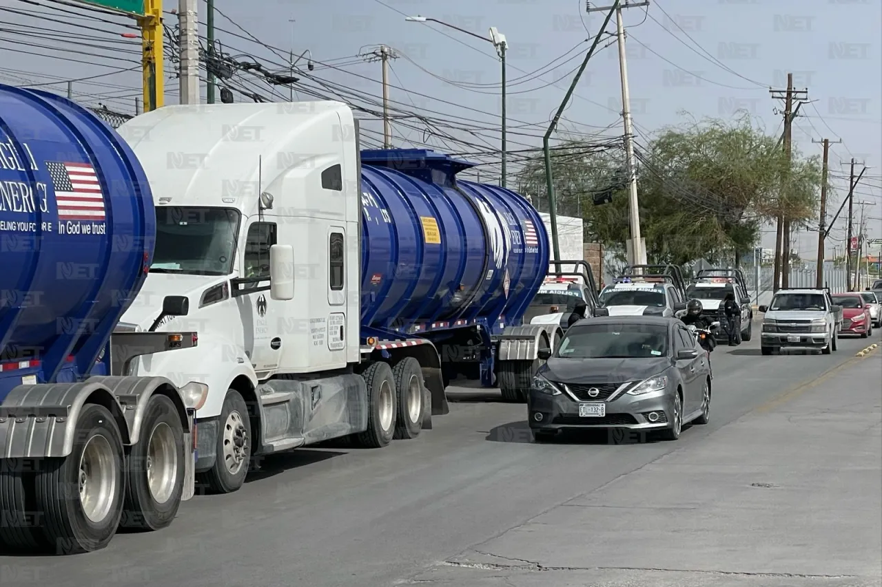 Detienen a conductores de dos pipas por presunto cruce ilegal de gasolina