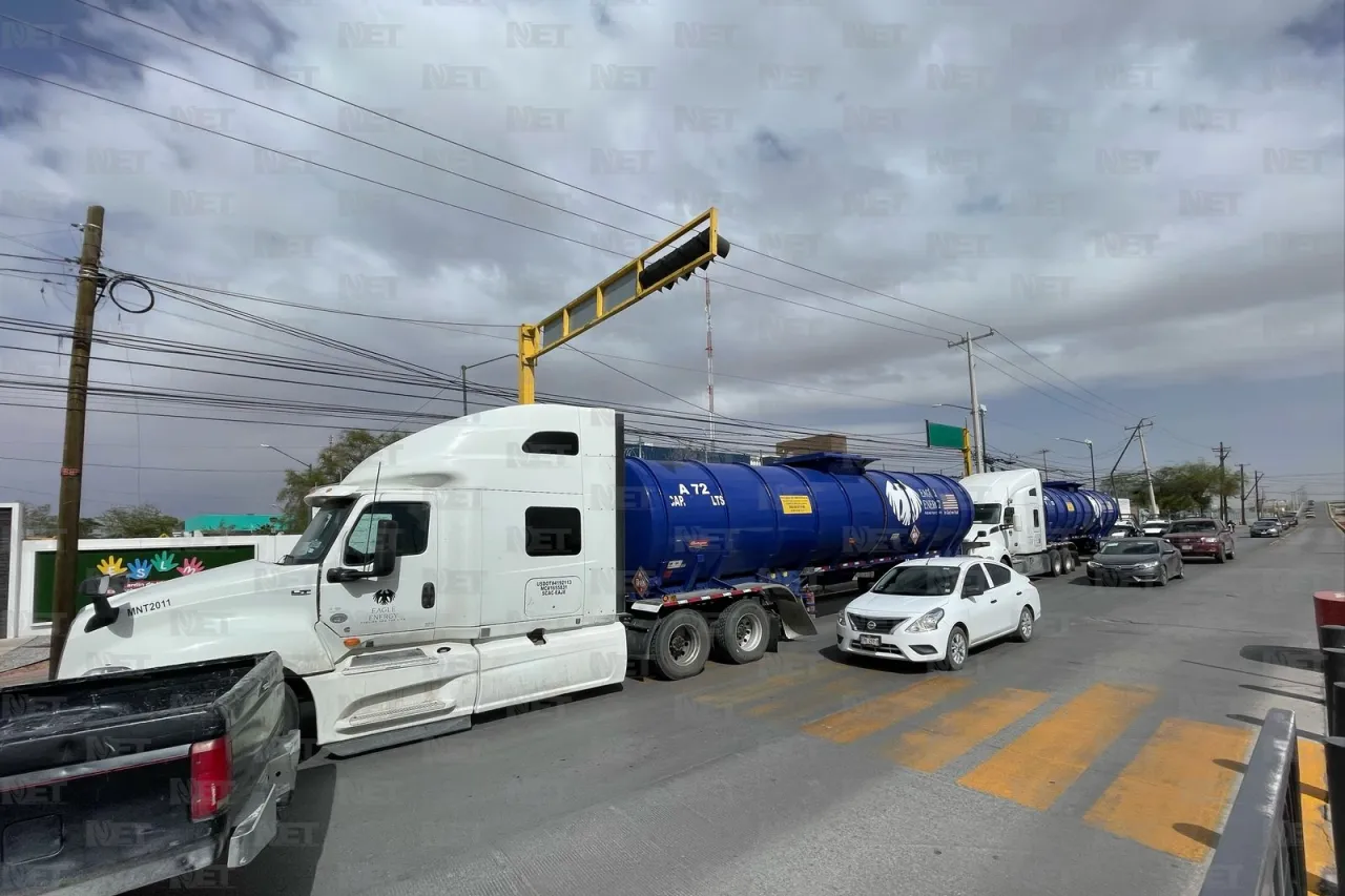 Detienen a conductores de dos pipas por presunto cruce ilegal de gasolina