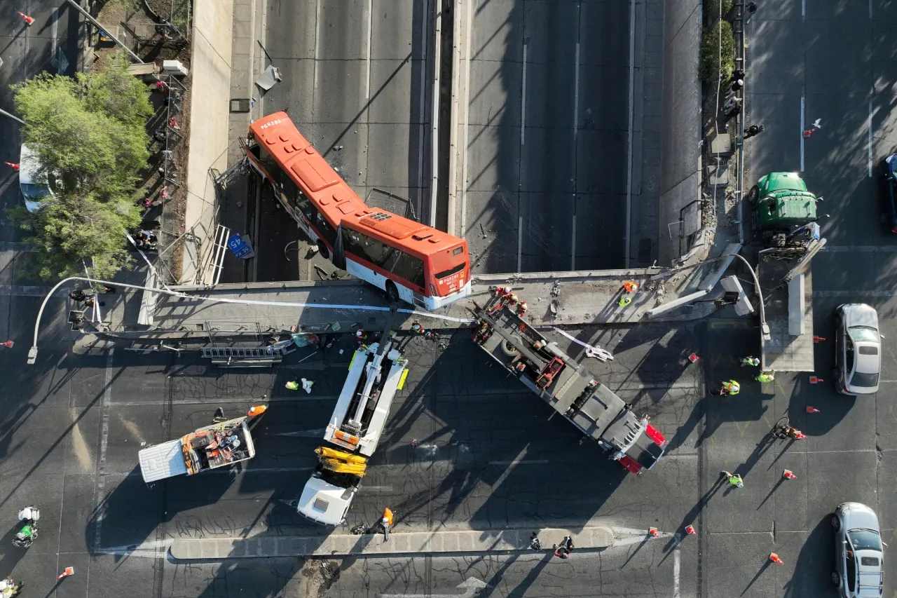 Cae autobús articulado desde paso elevado sobre autopista en Chile