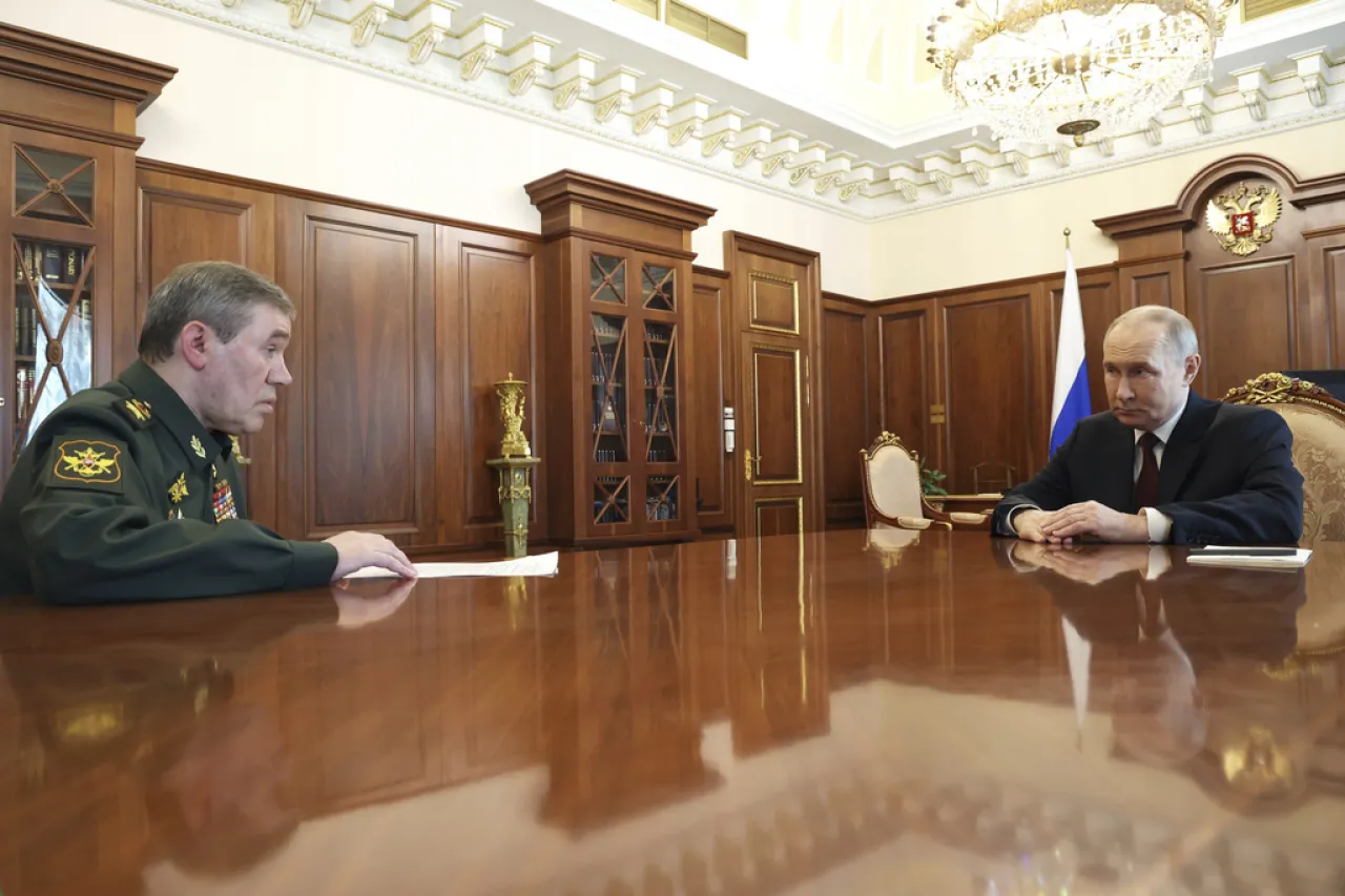 Intercambian Rusia y Ucrania cientos de prisioneros de guerra