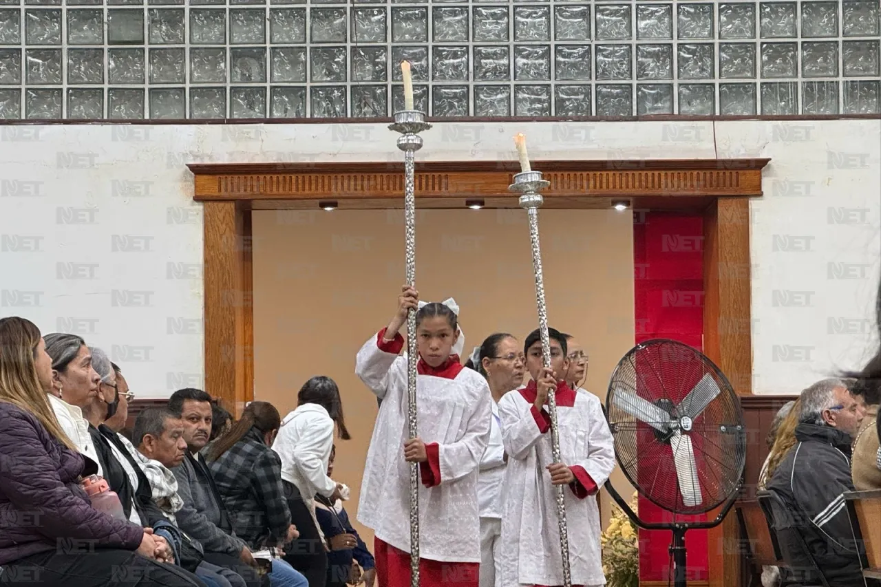 Viven la misa más importante del año: la Vigilia Pascual