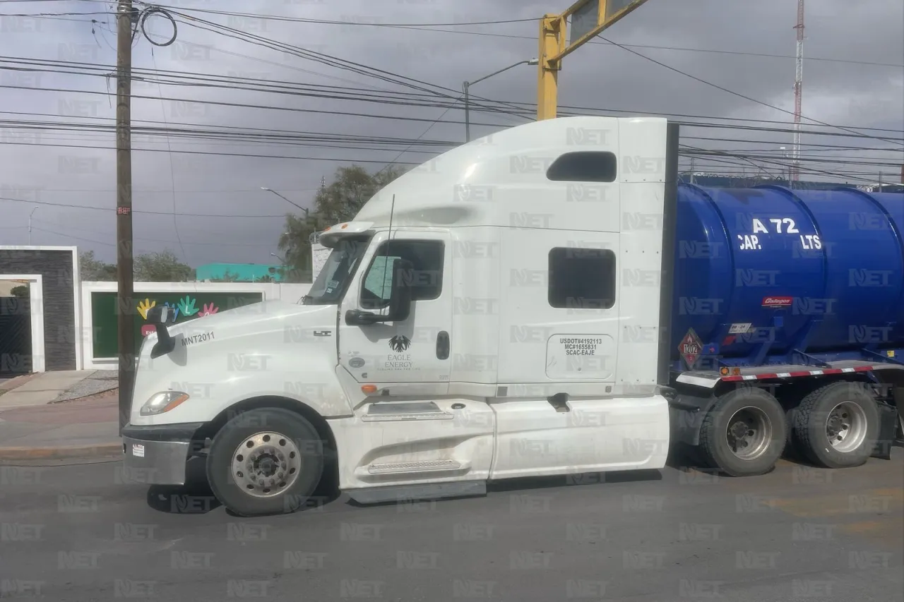 Detienen a conductores de dos pipas por presunto cruce ilegal de gasolina