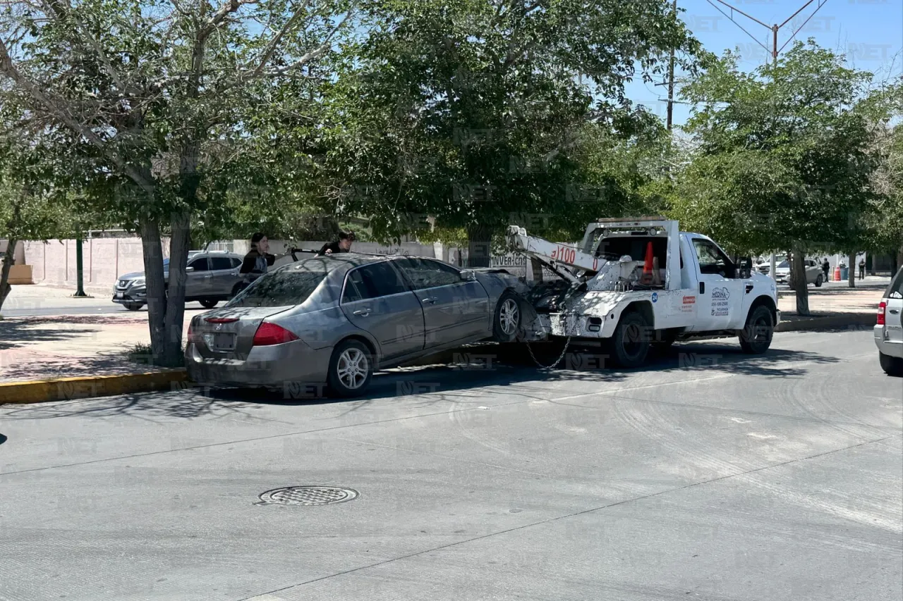 Cambia de carril sin precaución y provoca volcadura sobre la Ejército