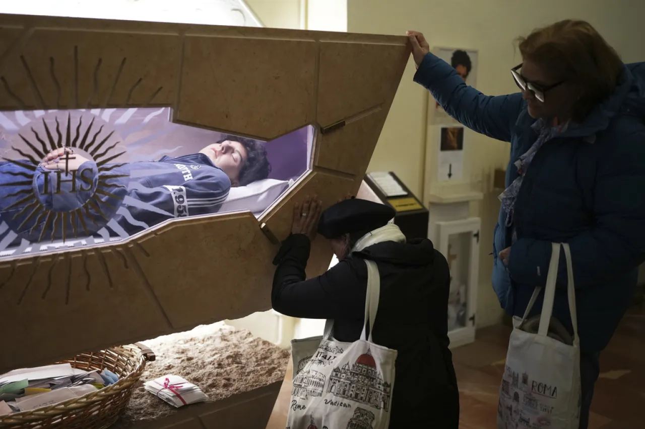 Aplazan canonización del primer santo millennial tras muerte del Papa