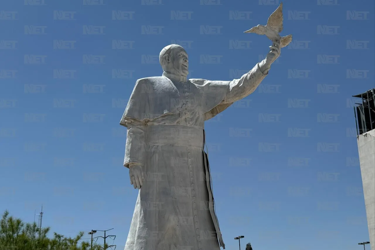 Instalan vallas para recibir a fieles en estatua del Papa Francisco