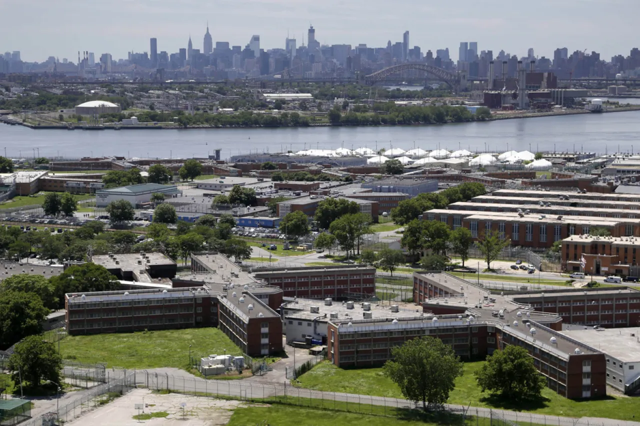 Suspende juez plan para permitir agentes de ICE en la cárcel de Rikers en NY