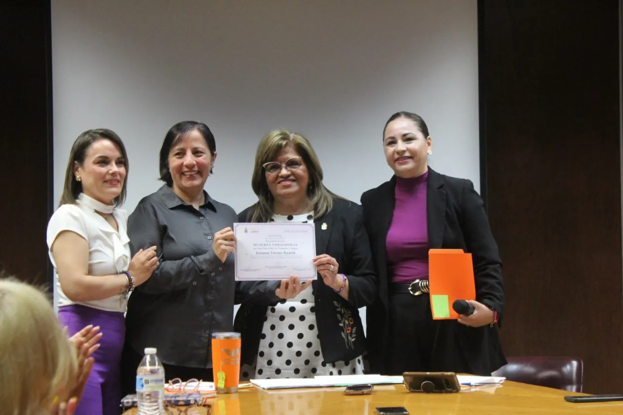 Entregan premio a Mujeres Forjadoras por una Vida Libre de Violencia y Digna