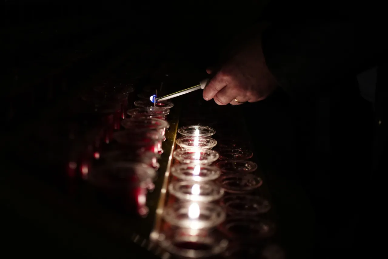 Homenajes al Papa Francisco suceden en todo el mundo tras su muerte
