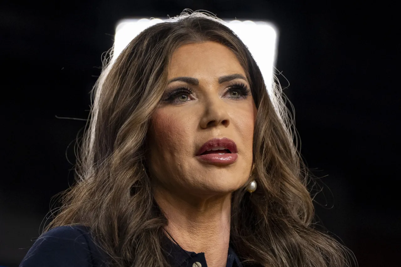 Roban bolso de la secretaria de Seguridad Nacional, Kristi Noem