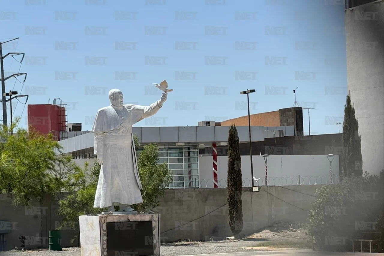 Instalan vallas para recibir a fieles en estatua del Papa Francisco