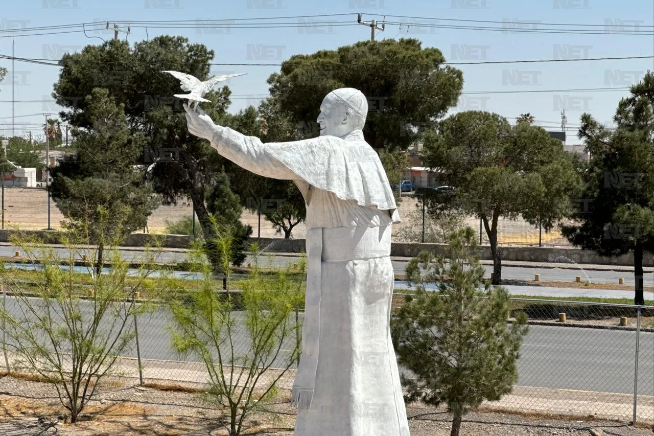 Instalan vallas para recibir a fieles en estatua del Papa Francisco