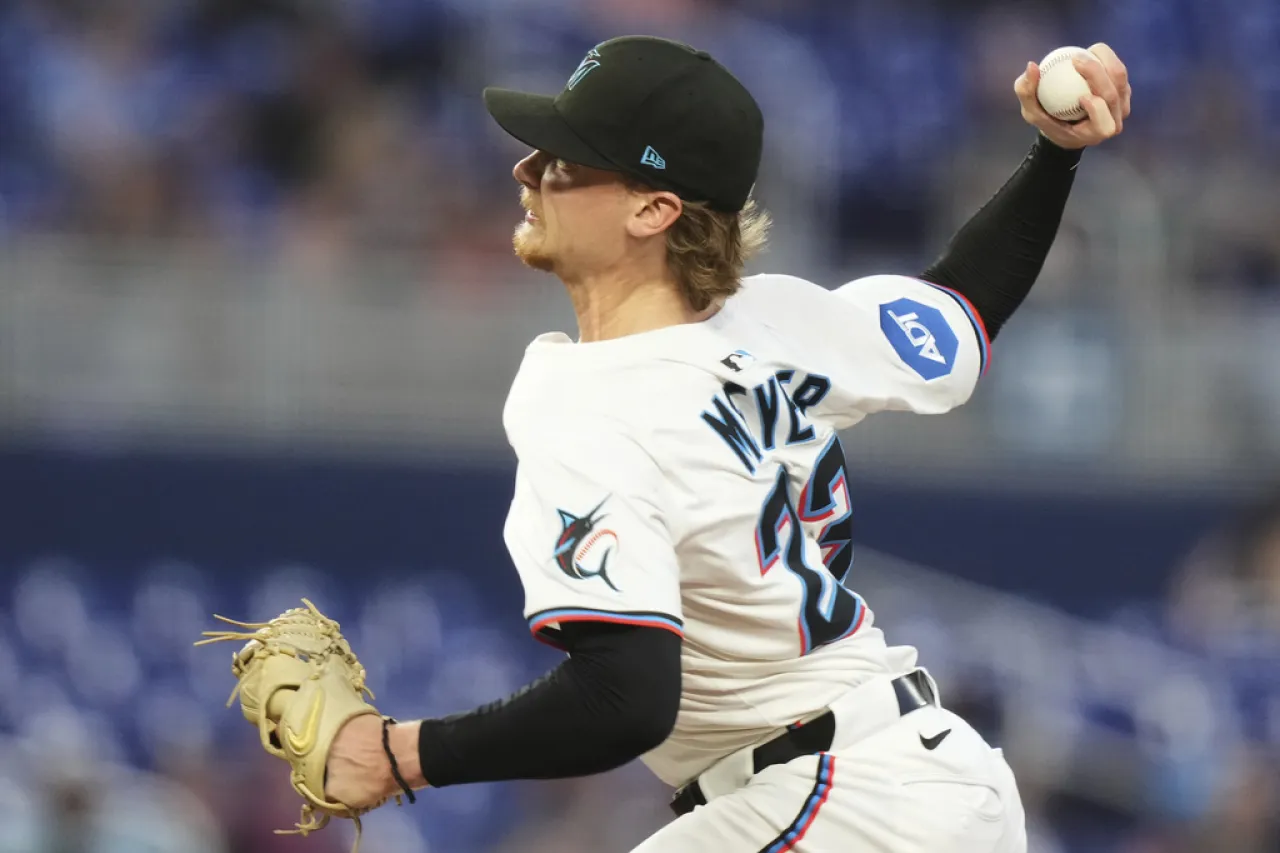 Vencen Marlins a Rojos