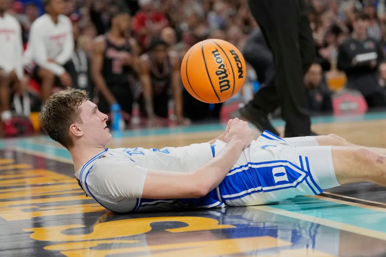 Cooper Flagg deja Duke y se perfila para ser primera selección del draft de NBA