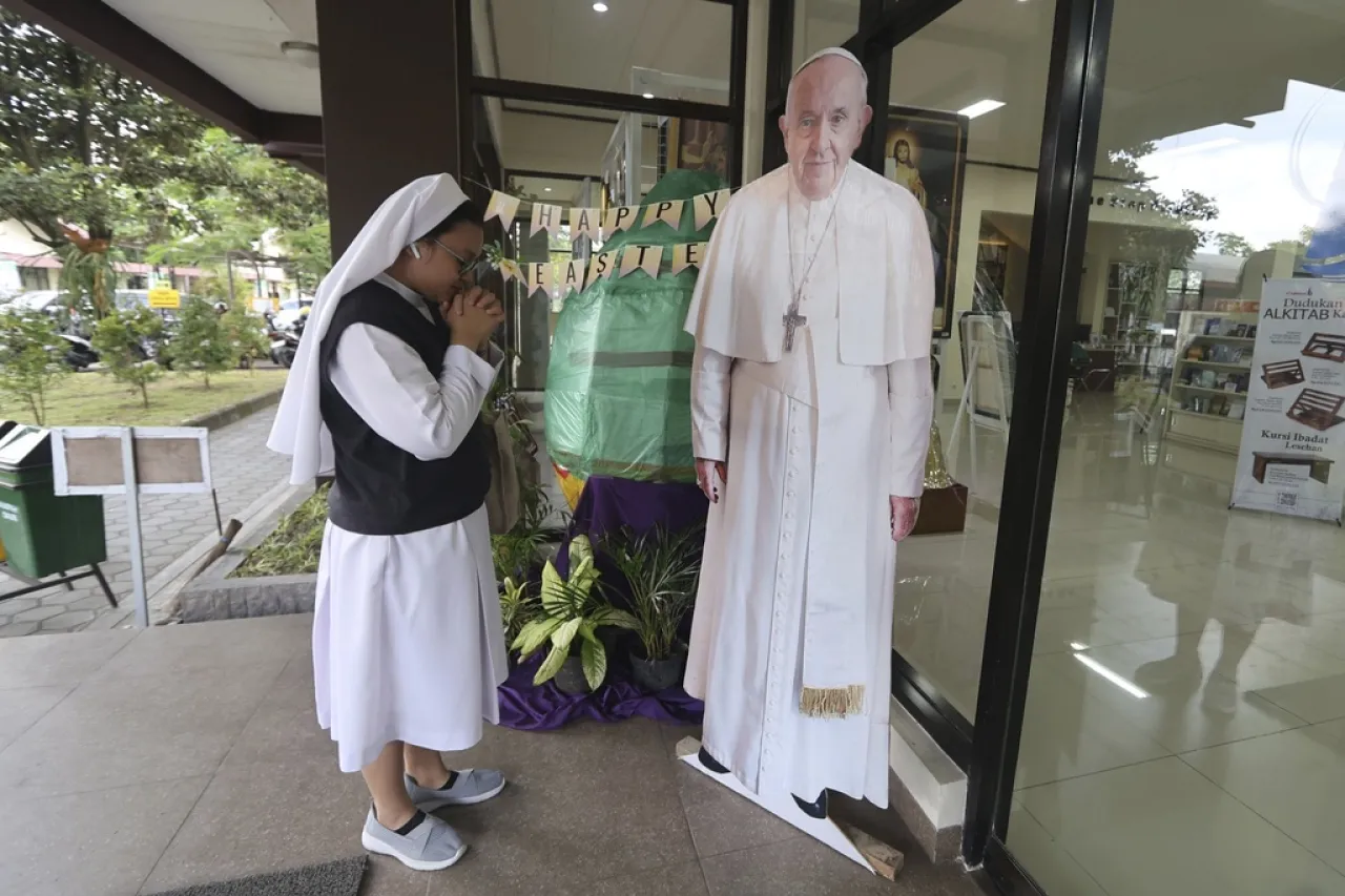 Homenajes al Papa Francisco suceden en todo el mundo tras su muerte