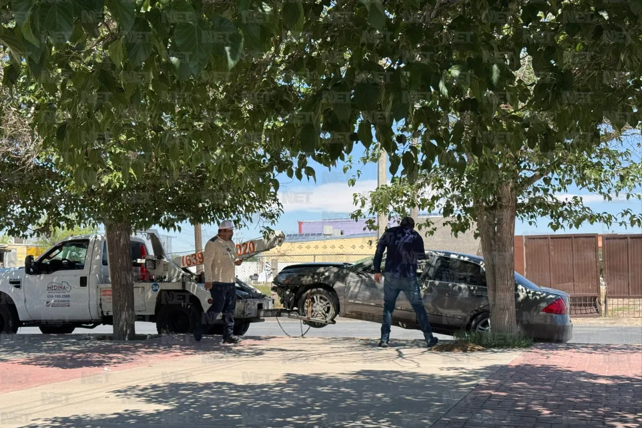 Cambia de carril sin precaución y provoca volcadura sobre la Ejército